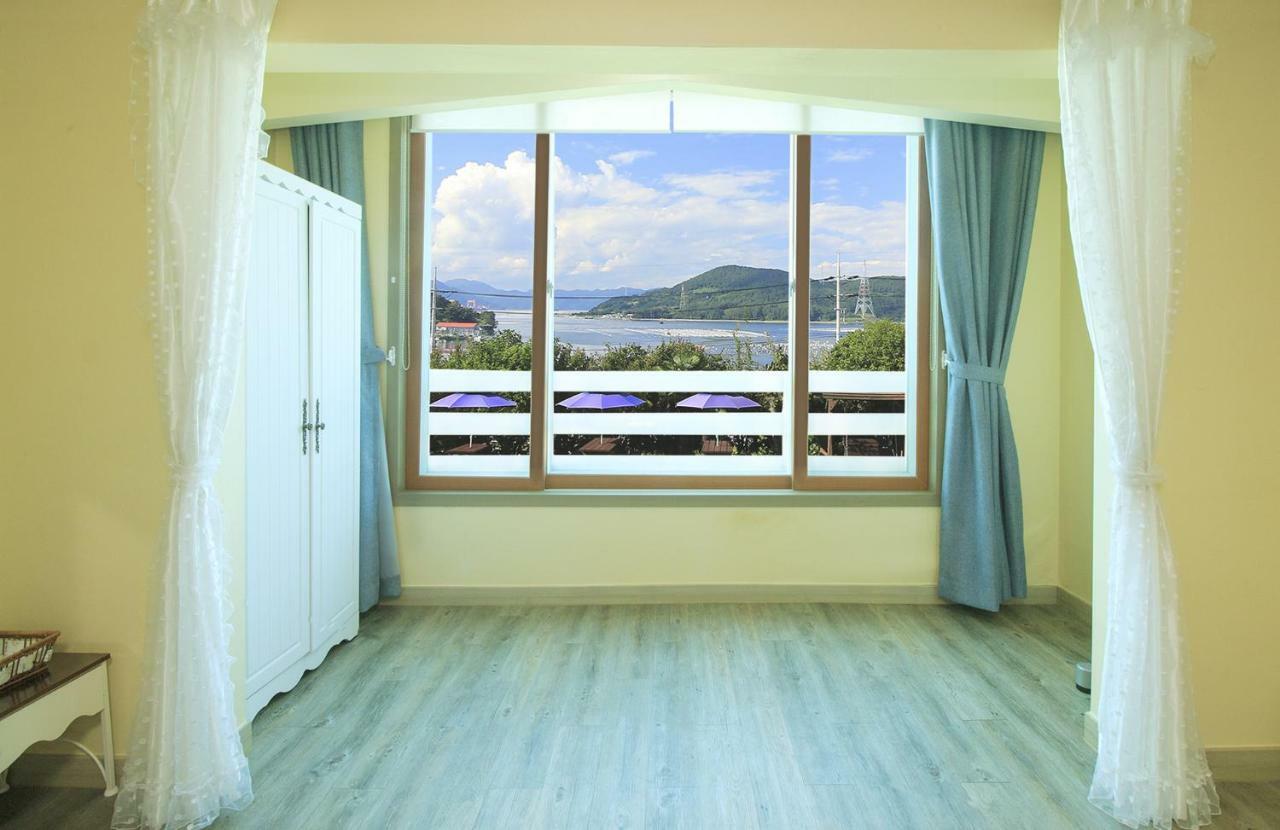 Tongyeong Paper Island Pension Екстериор снимка