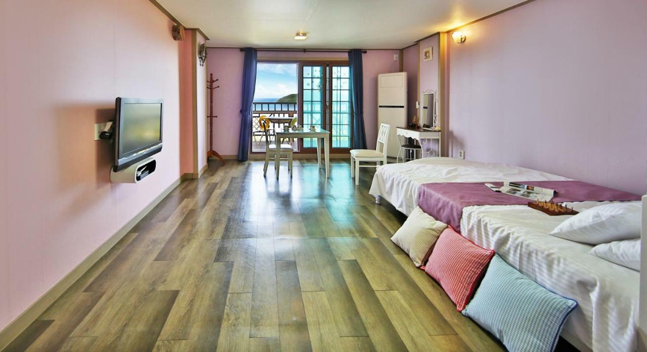 Tongyeong Paper Island Pension Екстериор снимка